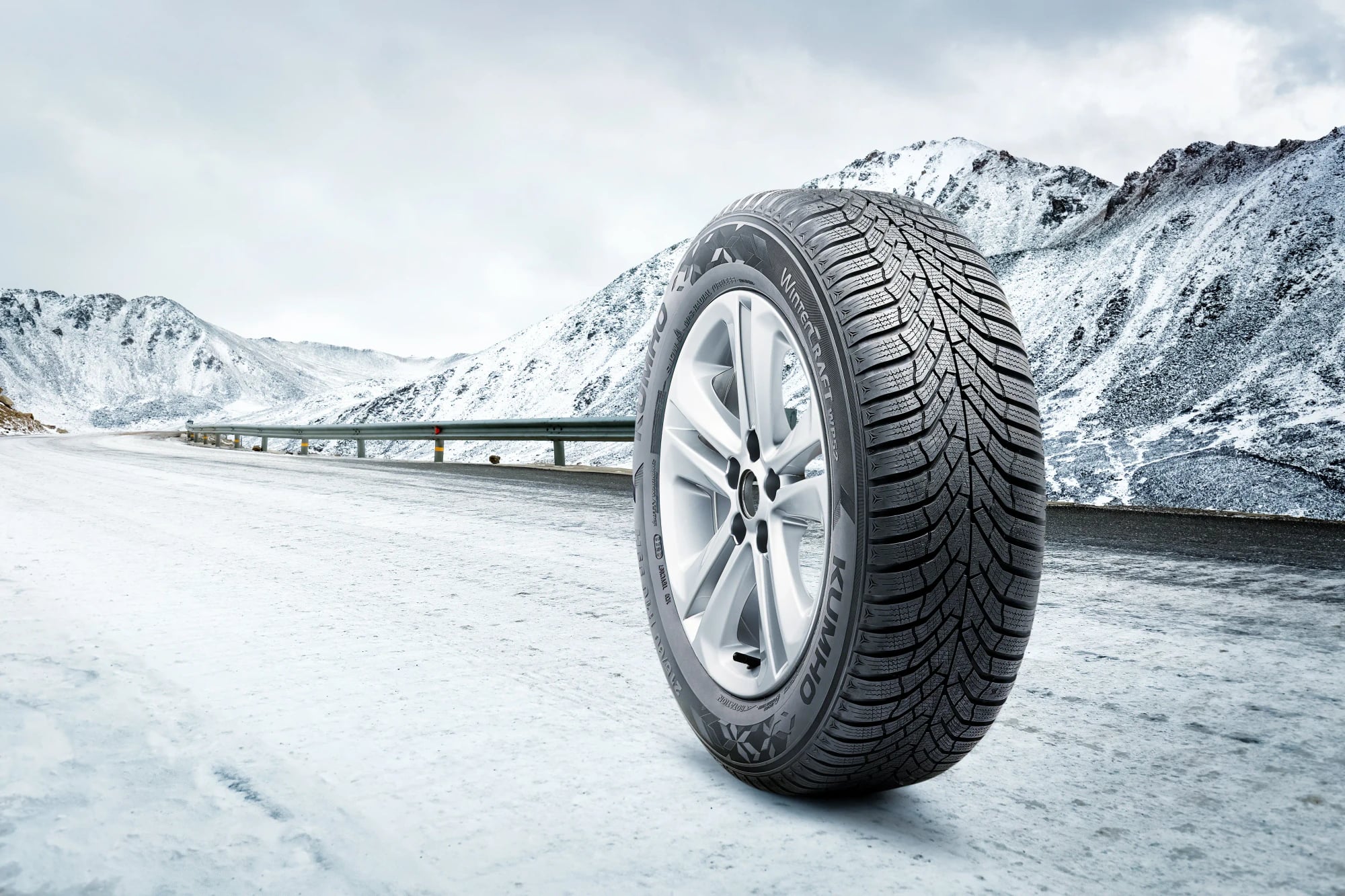 KUMHO WP72 215/45 R18 93V